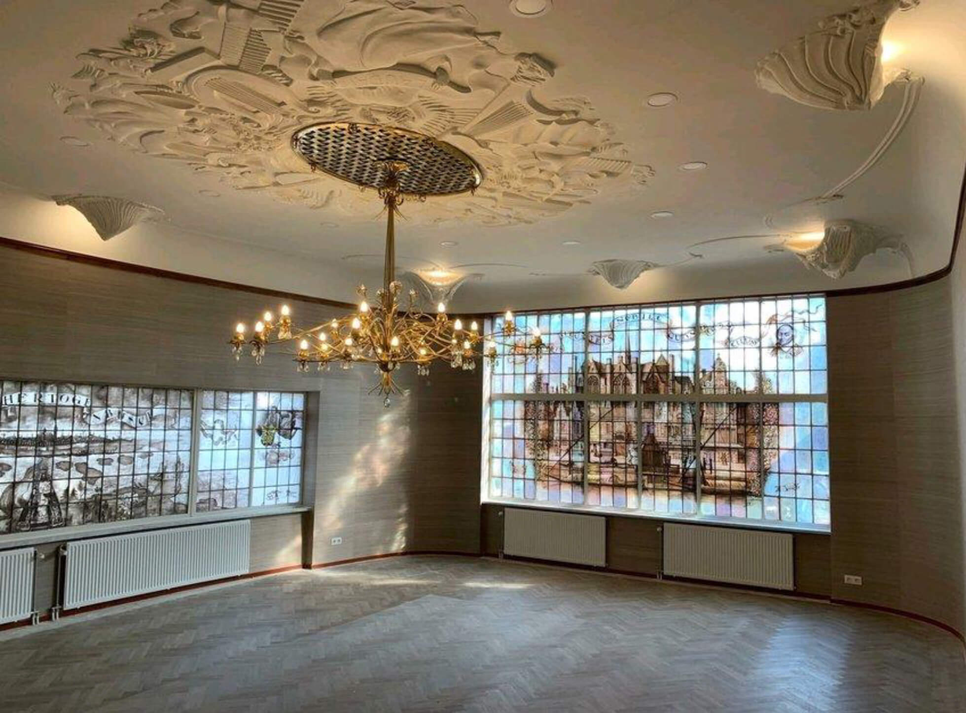 plafond stucwerk repartie in het oude KRO gebouw na foto